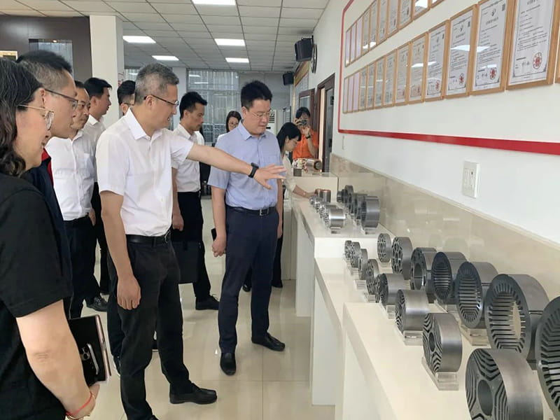 Sekretær Xu Jianyi tog til Changle Town for at udføre virksomhedsserviceaktiviteter og besøgte Zhejiang Jufeng Co., Ltd. og andre virksomheder