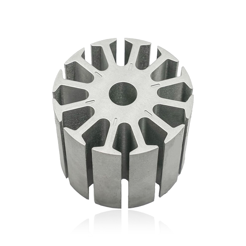 Hvordan bidrager vandpumpemotorens stator og rotorkerne til momentstabilitet og jævn opstartsydelse af vandpumpemotoren?