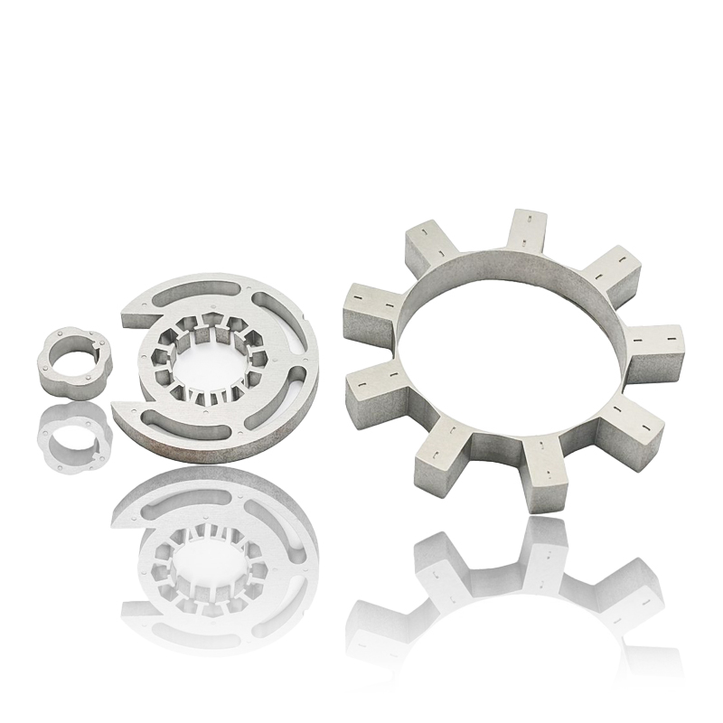 Hvordan bidrager motorstatoren og rotorkernen til motorens startydelse og transient respons?