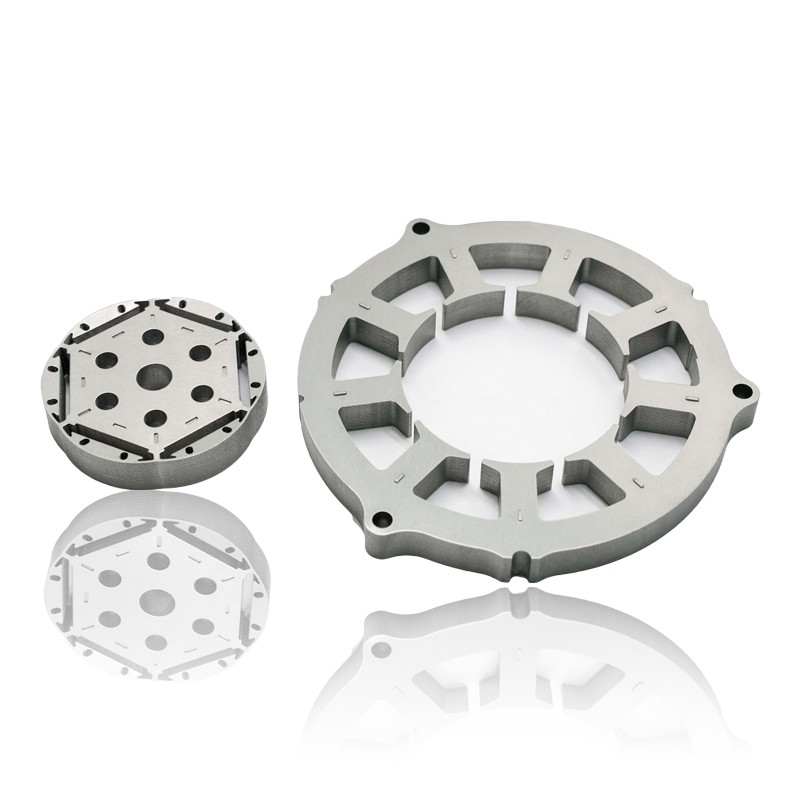 Hvordan påvirker tykkelsen og stablefaktoren af ​​lamineringer i en motorstatorkerne energieffektivitet, hvirvelstrømstab og driftsstøjniveauer?